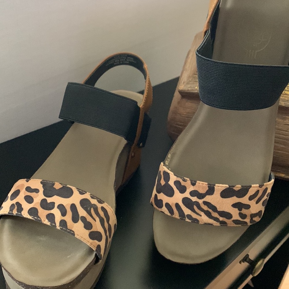 Platform leopard print sandals size 8 1/2 medium like new